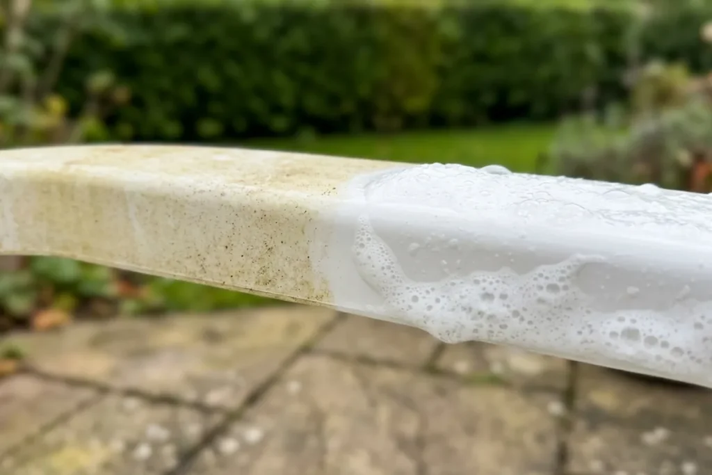 Meble ogrodowe były tak żółte, że miały trafić na śmietnik: Jeden tani proszek z szafki przywrócił im śnieżną biel